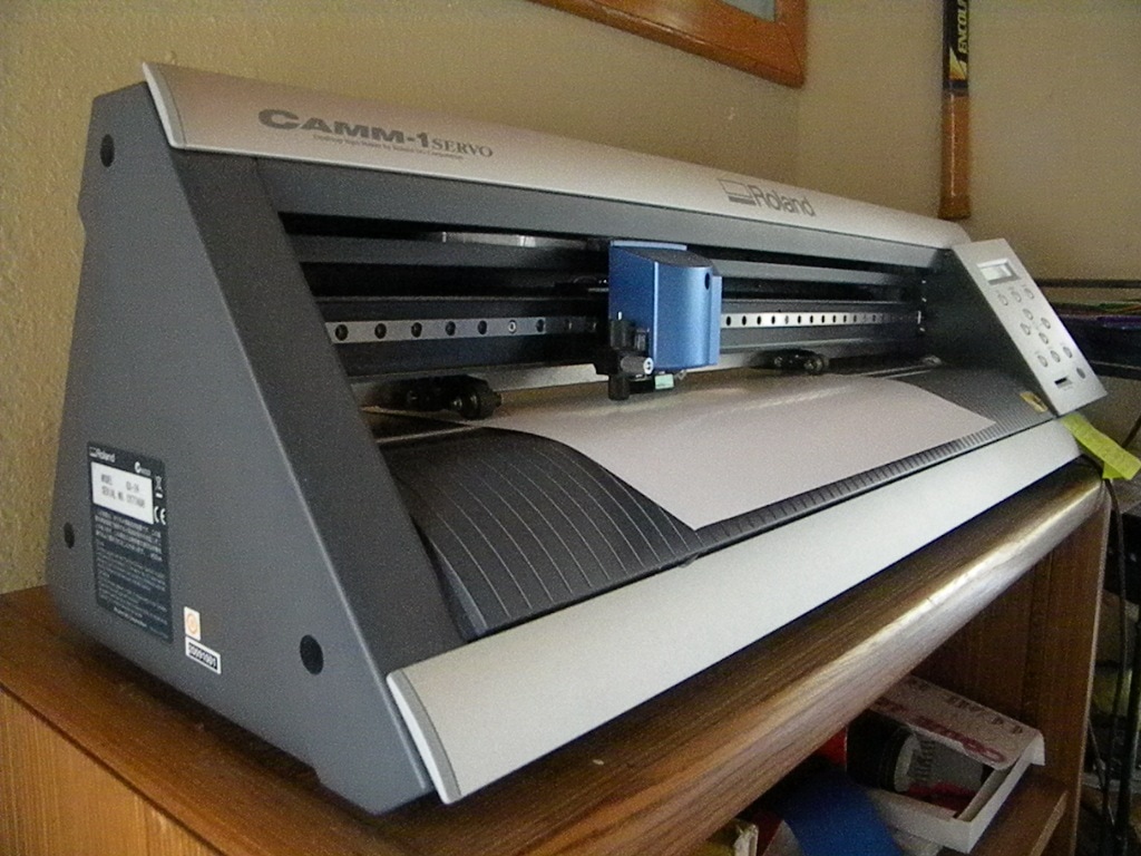 photo of a Roland vinyl cutter machine